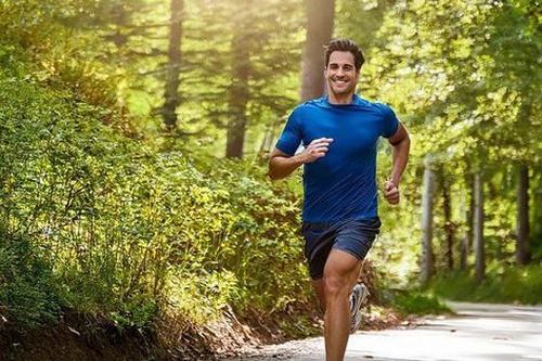 Người huyết áp cao chạy bộ: Lợi hay hại? Bác sĩ chỉ rõ giới hạn an toàn cần biết