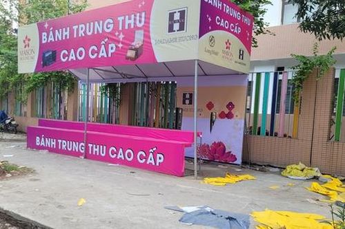 Vừa hết mùa, bánh trung thu 'biến mất' chỉ còn lại rác thải phủ kín vỉa hè