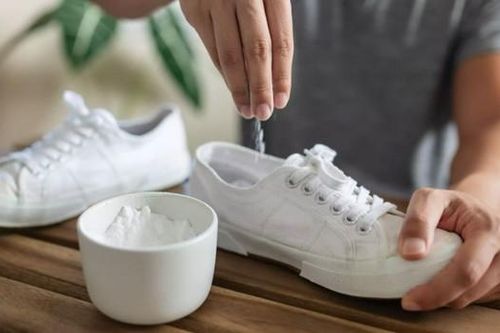 Cách xử lý giày dép bị ẩm ướt và hôi trong mùa mưa cực hiệu quả