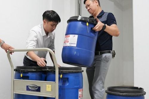 Ngành y tế Quảng Ninh hỗ trợ tỉnh Thái Nguyên 1 tấn Cloramin B phòng chống dịch sau lũ lụt