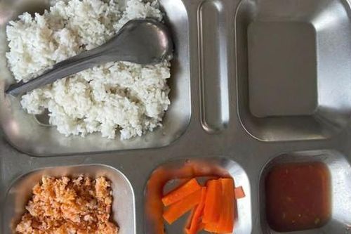 Hiệu trưởng ở Huế lên tiếng về hình ảnh bữa ăn bán trú chỉ có tôm chấy, cà rốt