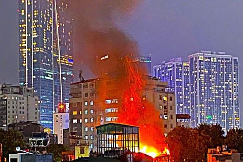 Cháy lớn gần Bệnh viện Nhi Trung ương, nhiều xe cứu hỏa được huy động
