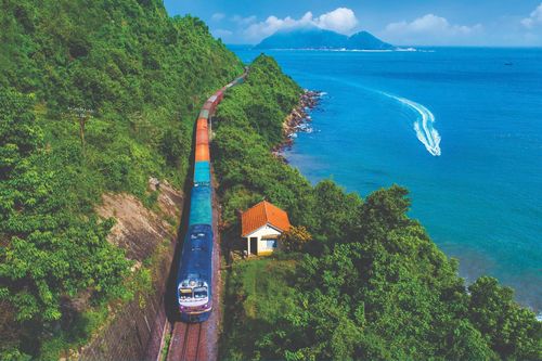 Đường sắt vận chuyển miễn phí hàng hóa cứu trợ vùng lũ lụt