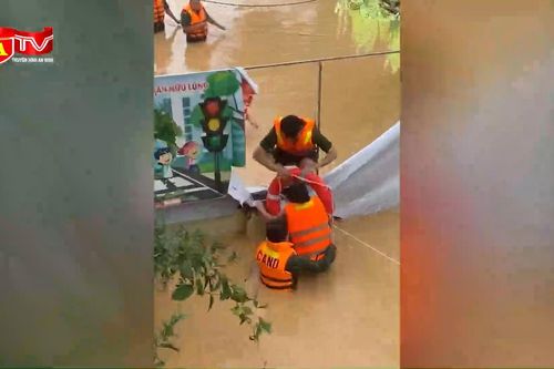 Lực lượng Công an kịp thời cứu bà cụ giữa dòng lũ ở Lạng Sơn
