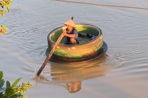 Người dân chèo 'tách trà' khổng lồ đi nhận đồ cứu trợ