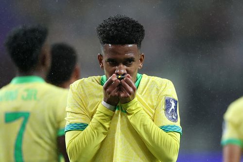 Tình cảnh trái ngược của hai thần đồng bóng đá Brazil