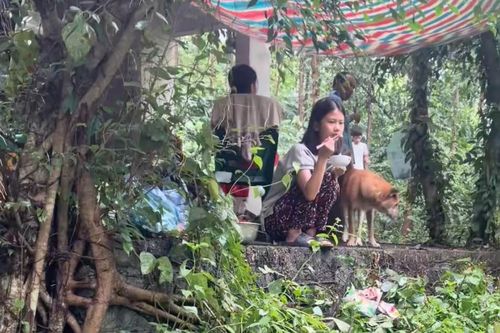 Người dân Lạng Sơn lên núi chạy lũ, ngủ trong miếu vì nước ngập nóc nhà