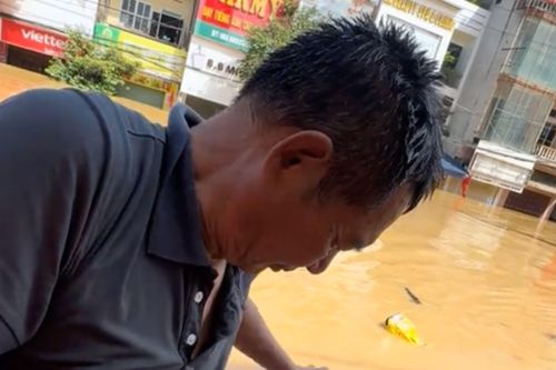 Cha già bơi giữa lũ cuồn cuộn tiếp tế con gái mắc kẹt ở Thái Nguyên