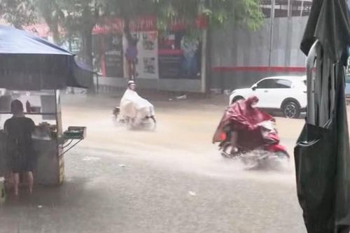 Hà Nội ngập một số tuyến phố sau cơn dông 20 phút