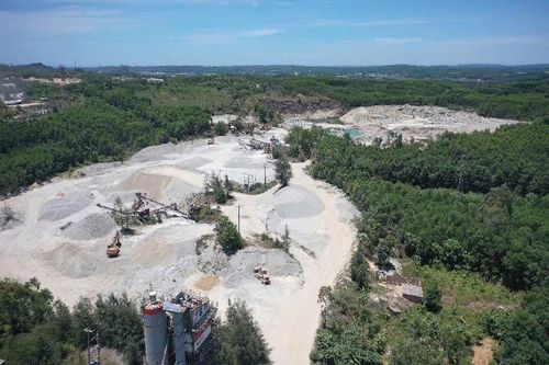 Chui vào thùng xe tải, tài xế không may bị máy xúc đổ đá vùi tử vong