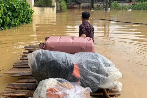 Xúc động cảnh bố kéo bè bơi giữa lũ đưa con gái ra sân bay đi du học