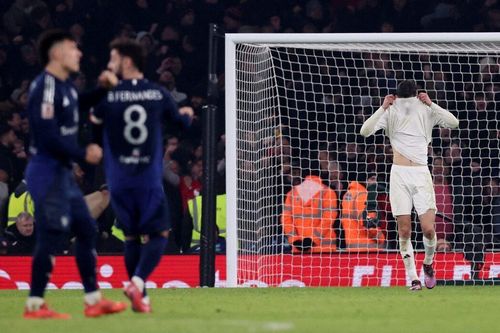 Arsenal bị phạt sau trận thua MU