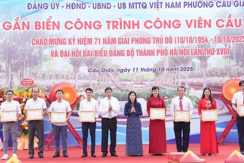 Gắn biển công trình Công viên Cầu Giấy chào mừng Đại hội Đảng bộ TP Hà Nội