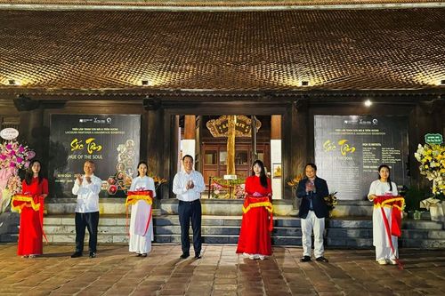 Khi hội họa và hương trầm hòa quyện trong không gian Văn Miếu