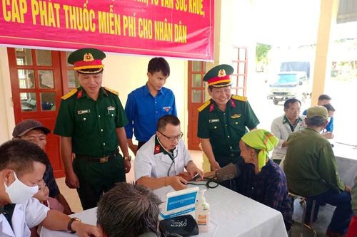 Khám bệnh và cấp phát thuốc miễn phí cho người dân xã vùng biên giới Nghệ An