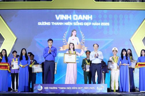 Trưởng bản Mùa A Thi, ca sĩ Hòa Minzy... được vinh danh 'Thanh niên sống đẹp' năm 2025