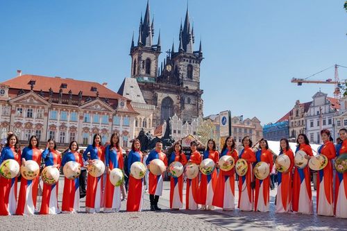 Tà áo dài Việt tỏa sắc giữa Praha trong 'Thu trong nỗi nhớ'