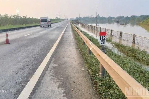 Nước trên cao tốc Hà Nội-Thái Nguyên rút dần, giao thông qua khu vực Km29 dần ổn định