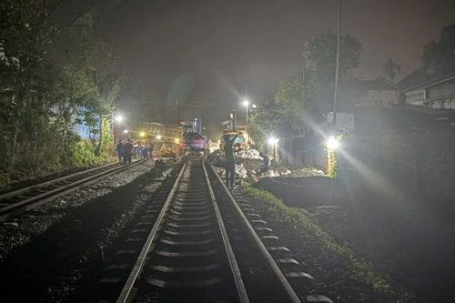 Hàng trăm công nhân xuyên đêm khắc phục sự cố tuyến đường sắt ở Trung Giã