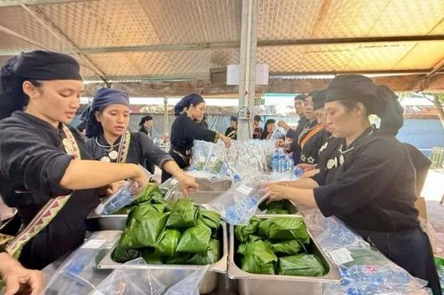 Ấm áp tình đồng bào trong cơn lũ dữ
