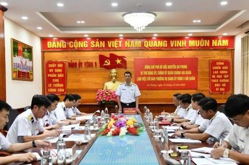 Kiểm tra đơn vị vững mạnh toàn diện và công tác huấn luyện tại Vùng 5 Hải quân