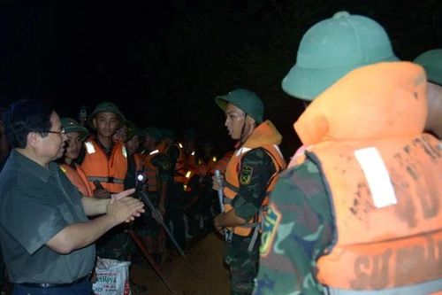 Bộ Tư lệnh Thủ đô Hà Nội huy động hàng trăm lượt cán bộ, chiến sĩ và phương tiện tham gia ứng phó mưa lũ