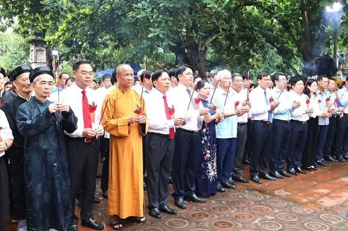 Dâng hương tưởng niệm các vị Vua Trần và 725 năm ngày mất Hưng Đạo Đại vương Trần Quốc Tuấn