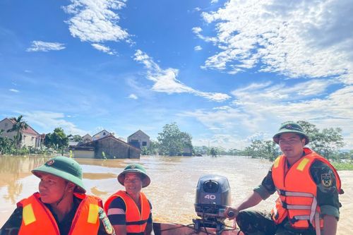 Vững vàng vượt nước dữ giúp dân