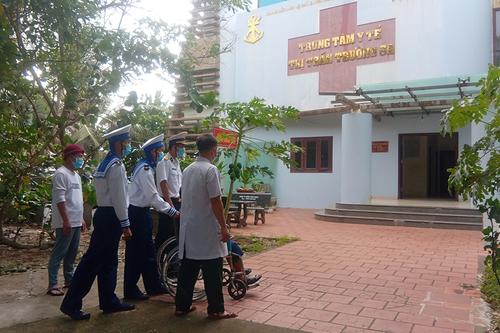 Đảo Trường Sa cấp cứu kịp thời ngư dân sốt cao, viêm phổi