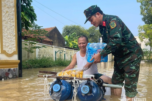Lữ đoàn 971 (Cục Xe máy - Vận tải) đưa nhu yếu phẩm tới nhân dân
