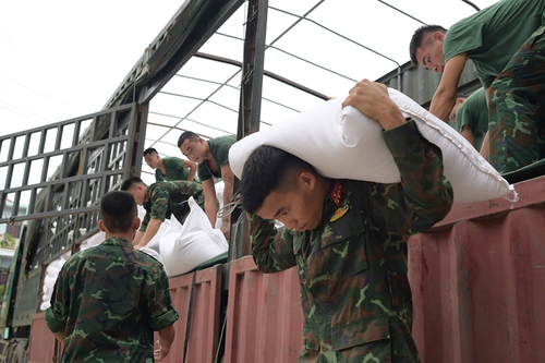 Lạng Sơn tiếp nhận 350 tấn gạo hỗ trợ nhân dân vùng ngập lụt