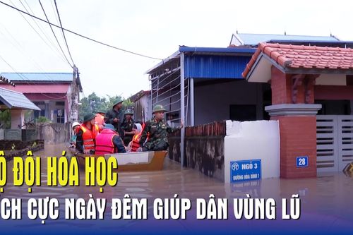 Bộ đội Hóa học tích cực ngày đêm giúp dân vùng lũ