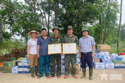 Bộ đội Trung đoàn 141 dũng cảm cứu người trong lũ