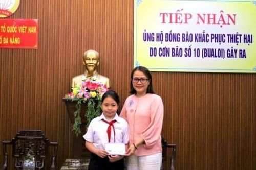 Học sinh lớp 7 ở Đà Nẵng đập heo đất, cùng gia đình ủng hộ gần 50 triệu đồng giúp đồng bào vùng bão, lũ