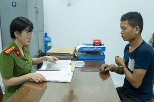 Lẩn vào đoàn lân chôm 'dế'