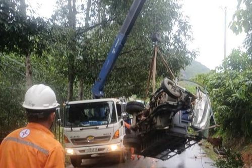 Giải cứu xe lôi gặp nạn