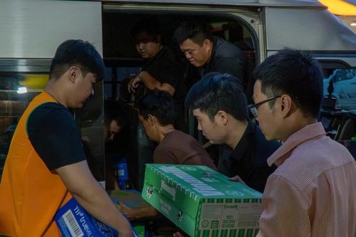 Những chuyến xe 'đầy ắp tình thương' của các bạn trẻ TP. HCM đến với bà con vùng bão lũ