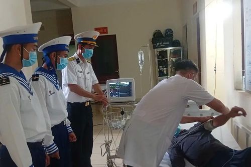 Bệnh xá đảo Trường Sa kịp thời cấp cứu ngư dân bị sốt cao, viêm phổi
