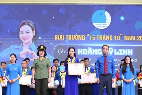 69 cán bộ Hội Liên hiệp Thanh niên Việt Nam nhận giải thưởng '15 tháng 10'