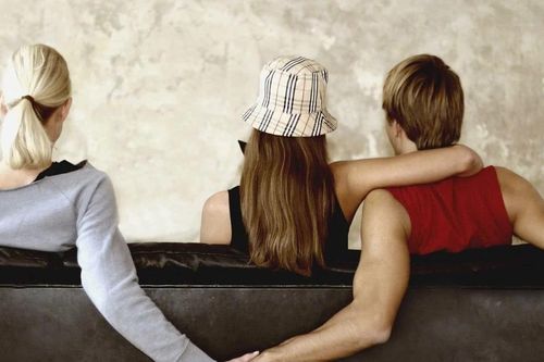 Phát hiện bạn thân ngoại tình, bạn sẽ im lặng hay lên tiếng?