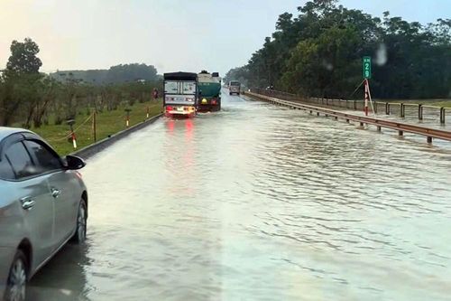 Nước trên cao tốc Hà Nội - Thái Nguyên rút dần, giao thông bình thường