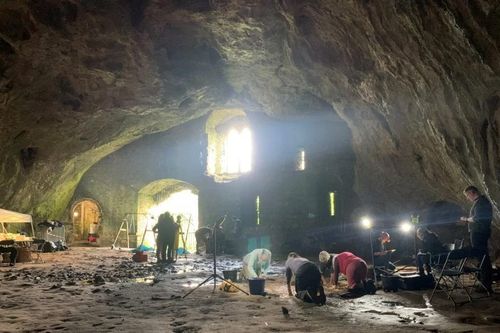 Thứ quái dị trong hang động Lâu đài Pembroke