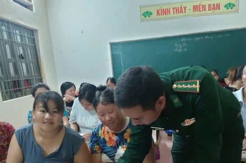 Thầy giáo quân hàm xanh mang chữ đến xóa lạc hậu