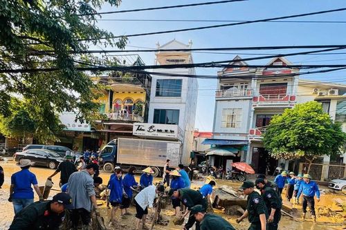 Thái Nguyên: Hàng nghìn sinh viên dọn bùn, tuyên truyền phòng dịch sau lũ