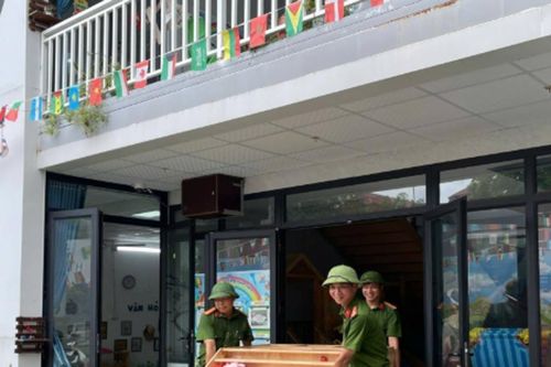 Công an xã ở Hà Nội hỗ trợ người dân trở về nhà, ổn định cuộc sống sau mưa lũ