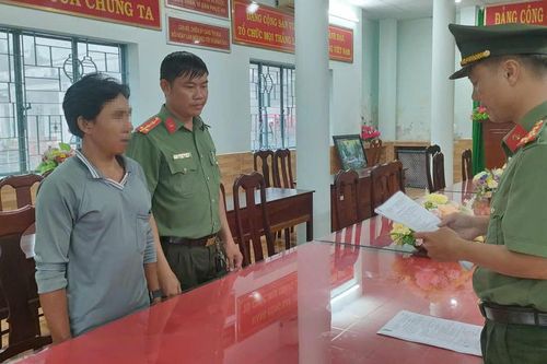 Khởi tố, bắt tạm giam đối tượng tổ chức cho người khác xuất cảnh trái phép