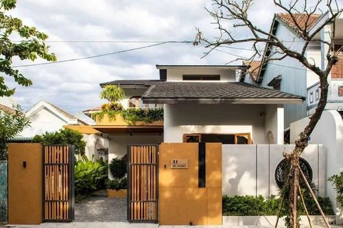 Nhà trên diện tích 220m2 với sân vườn, vườn rau ngay trong sân