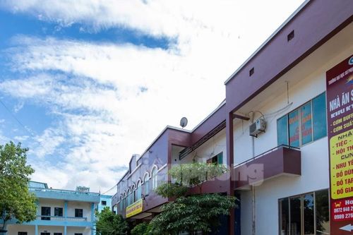 Đình chỉ nhân viên từ chối suất ăn từ thiện khi sinh viên đang bị cô lập