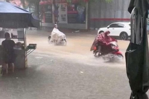 Hà Nội xuất hiện hơn 10 điểm ngập sau trận mưa sáng 11/10