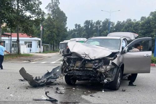 Xe tải lật nhào giữa đường khi va chạm ô tô 7 chỗ ở TPHCM